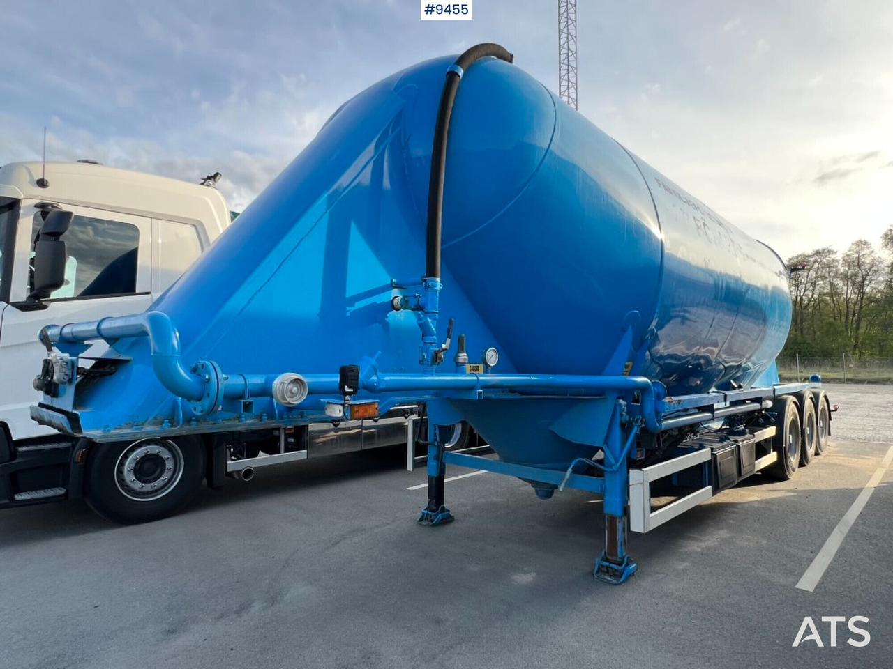 INTERCONSULT Bulk trailer - Silo poolhaagis: pilt 1 INTERCONSULT Bulk trailer - Silo poolhaagis: pilt 1