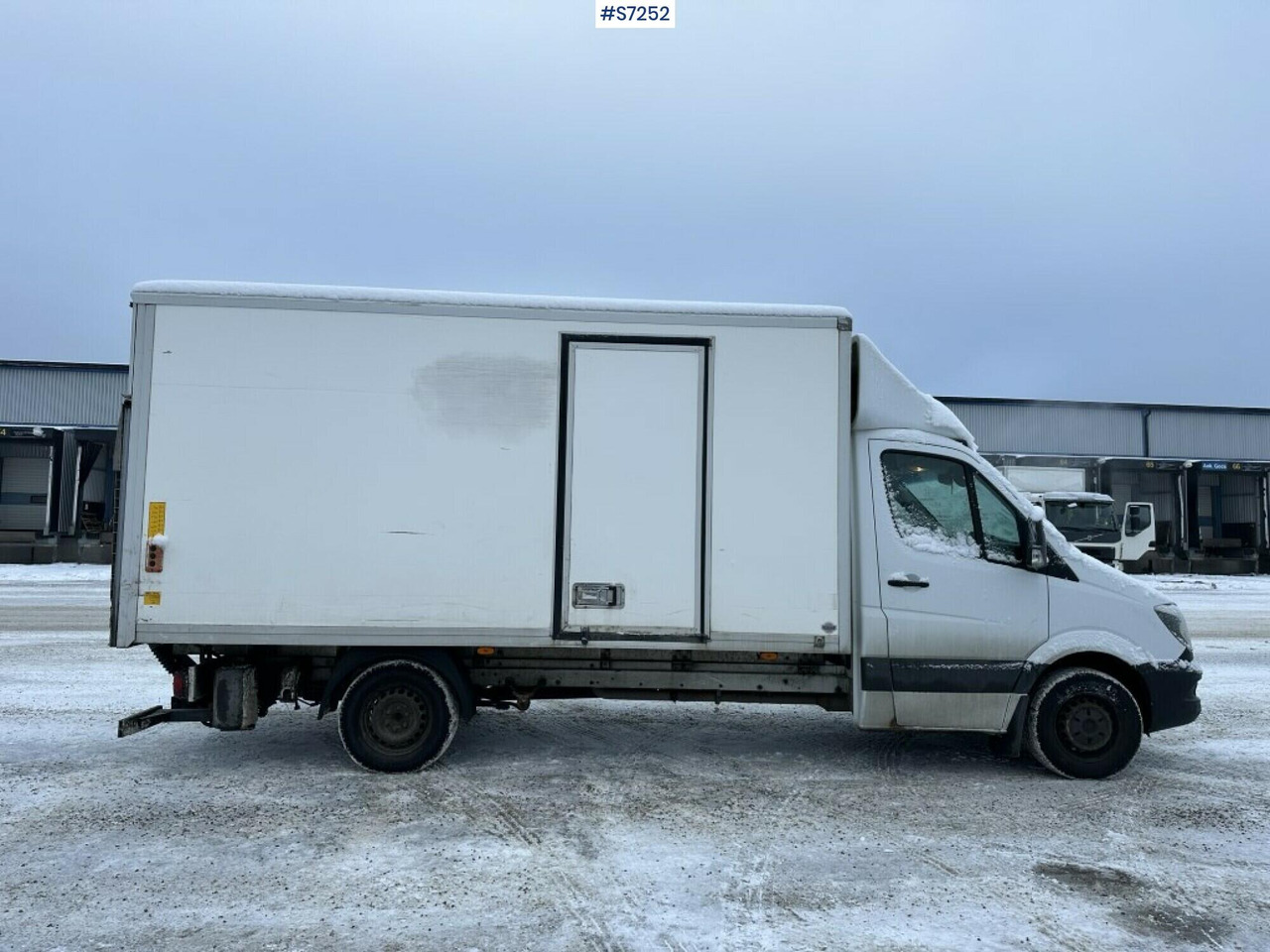 Sprinter box truck Mercedes Benz with Tailgate lift - Tarbesõiduk furgoon: pilt 1 Sprinter box truck Mercedes Benz with Tailgate lift - Tarbesõiduk furgoon: pilt 1