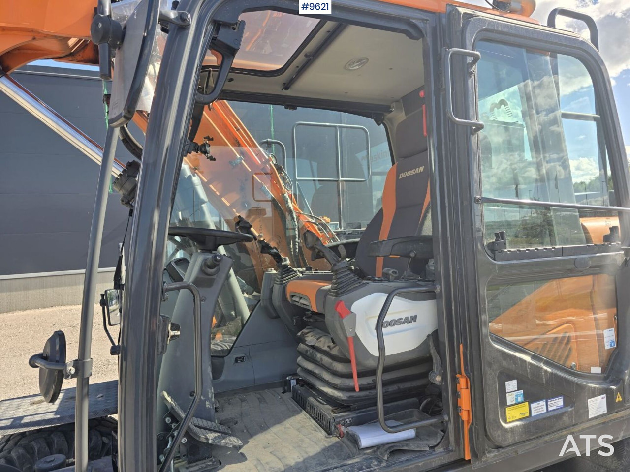Ratastel ekskavaator Wheeled Excavator Doosan DX160W with attachment and trailer: pilt 7
