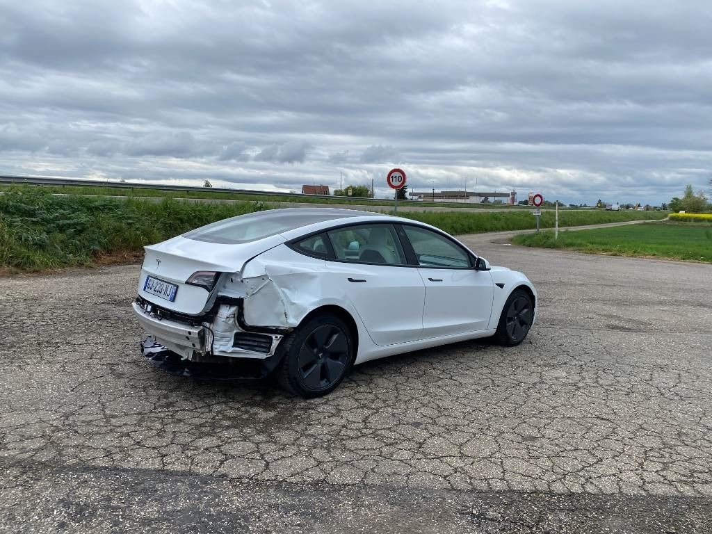 Tesla MODEL 3 5YJ3 - Rwd-Carte Grise Française endommagé - Auto: pilt 4 Tesla MODEL 3 5YJ3 - Rwd-Carte Grise Française endommagé - Auto: pilt 4