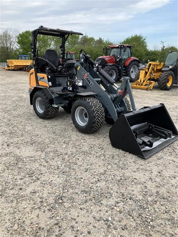 GiANT G2500HD Med skovl og pallegaffel - Minilaadur: pilt 1 GiANT G2500HD Med skovl og pallegaffel - Minilaadur: pilt 1