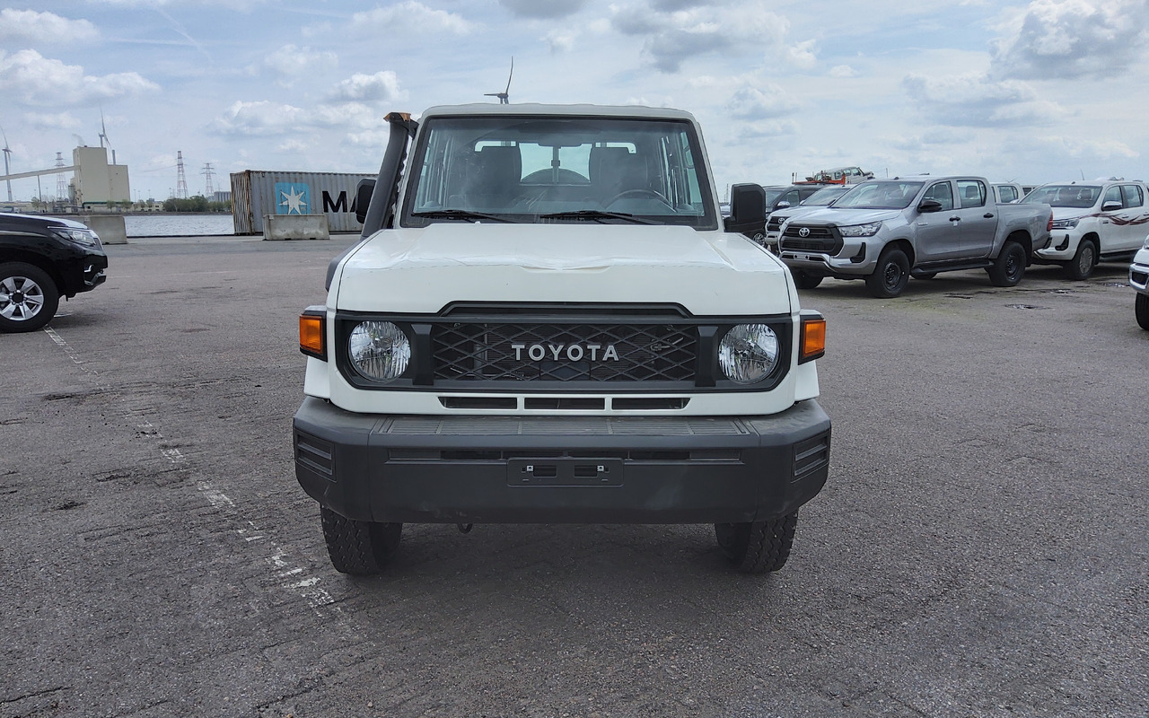 Toyota Toyota Land cruiser 79 grj double cabin 4.0L Petrol Manual 5 SEATS/PLACES - Pikap: pilt 4 Toyota Toyota Land cruiser 79 grj double cabin 4.0L Petrol Manual 5 SEATS/PLACES - Pikap: pilt 4