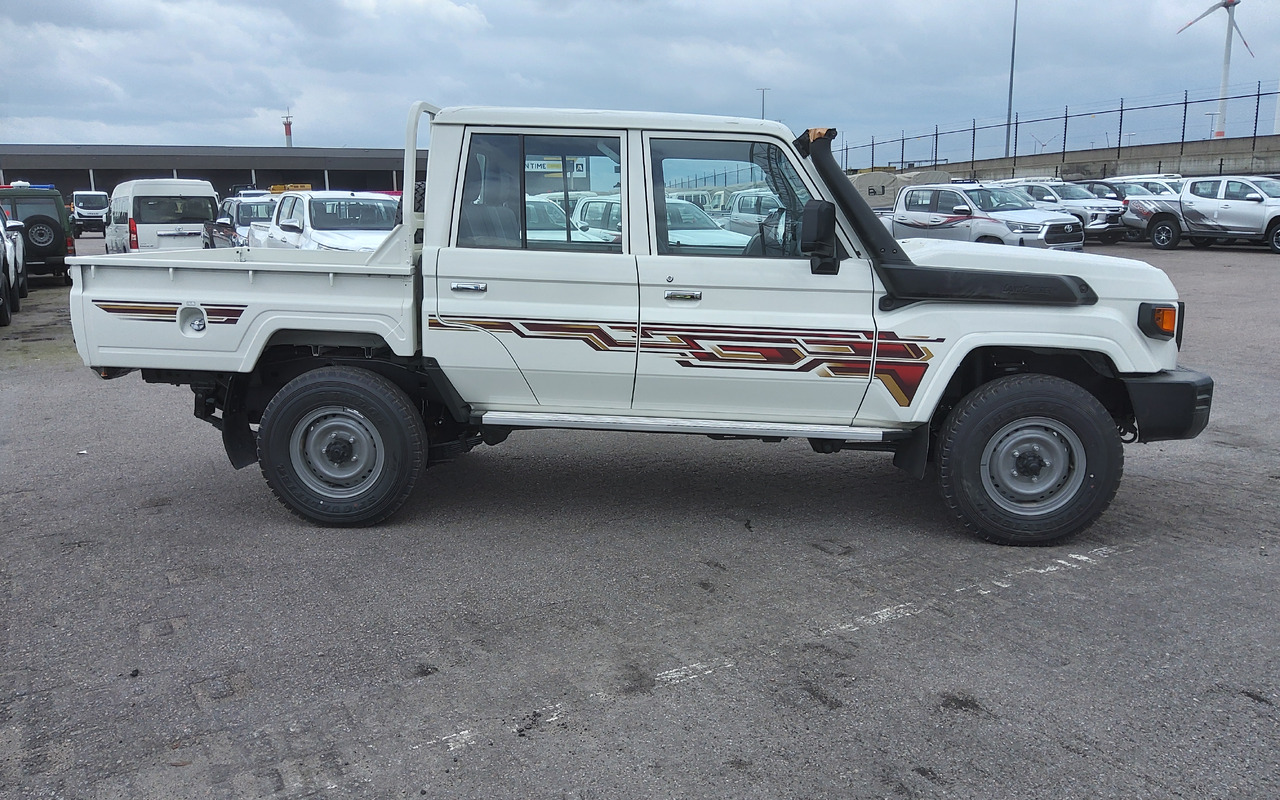 Toyota Toyota Land cruiser 79 grj double cabin 4.0L Petrol Manual 5 SEATS/PLACES - Pikap: pilt 2 Toyota Toyota Land cruiser 79 grj double cabin 4.0L Petrol Manual 5 SEATS/PLACES - Pikap: pilt 2