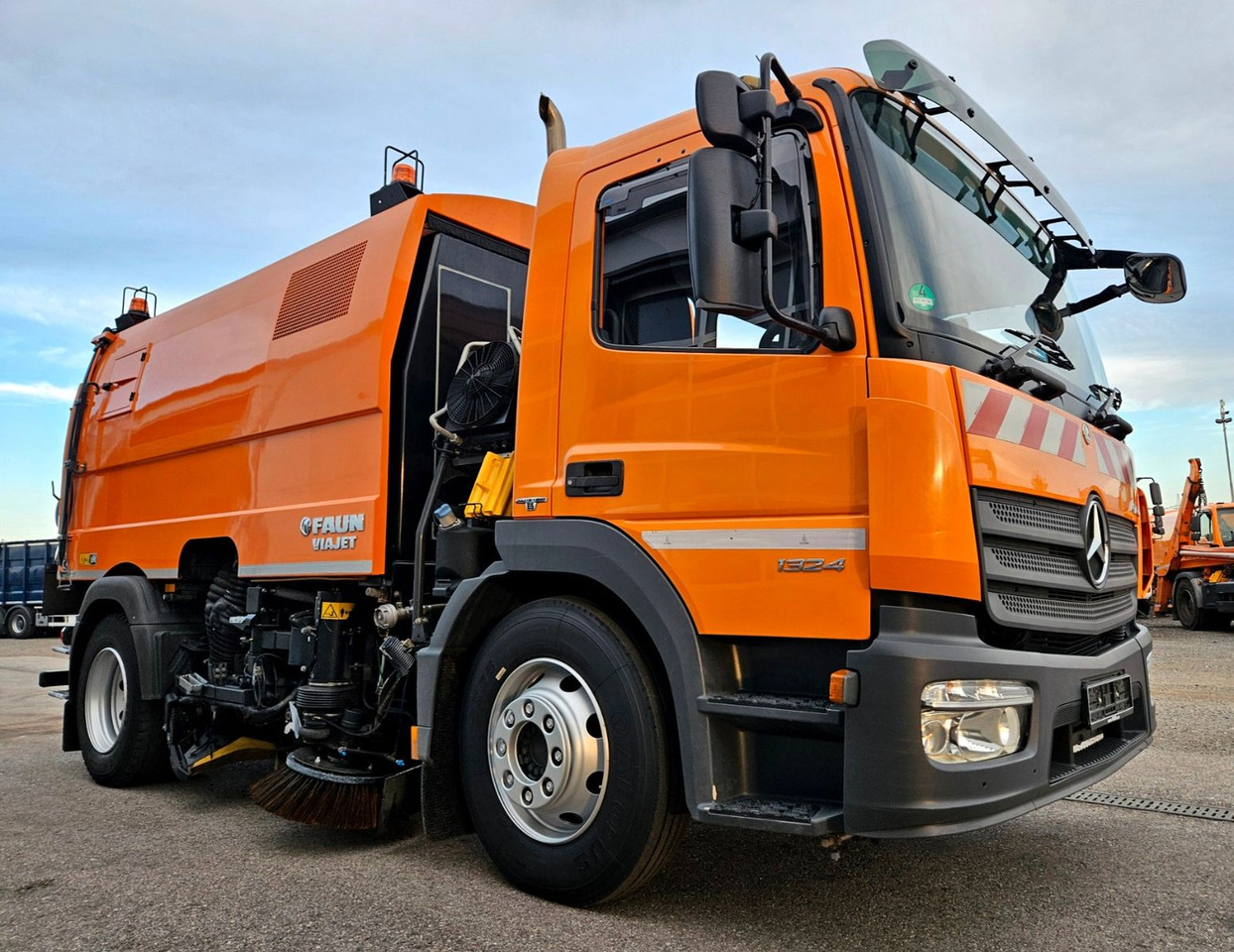 Mercedes-Benz Atego 1324 Euro6 FAUN Viajet 6 Aufbaumotor - Tänavapühkimismasin: pilt 1 Mercedes-Benz Atego 1324 Euro6 FAUN Viajet 6 Aufbaumotor - Tänavapühkimismasin: pilt 1