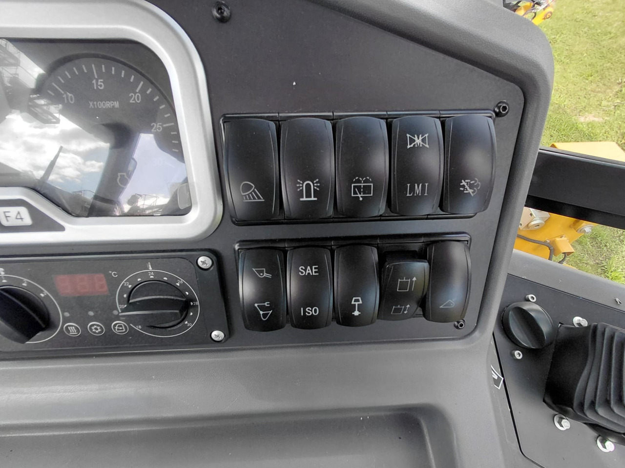 Ekskavaator-laadur XCMG XC8-S3580: pilt 7