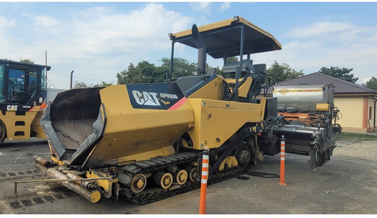 CAT AP-655D - Asfaldilaotur: pilt 1 CAT AP-655D - Asfaldilaotur: pilt 1
