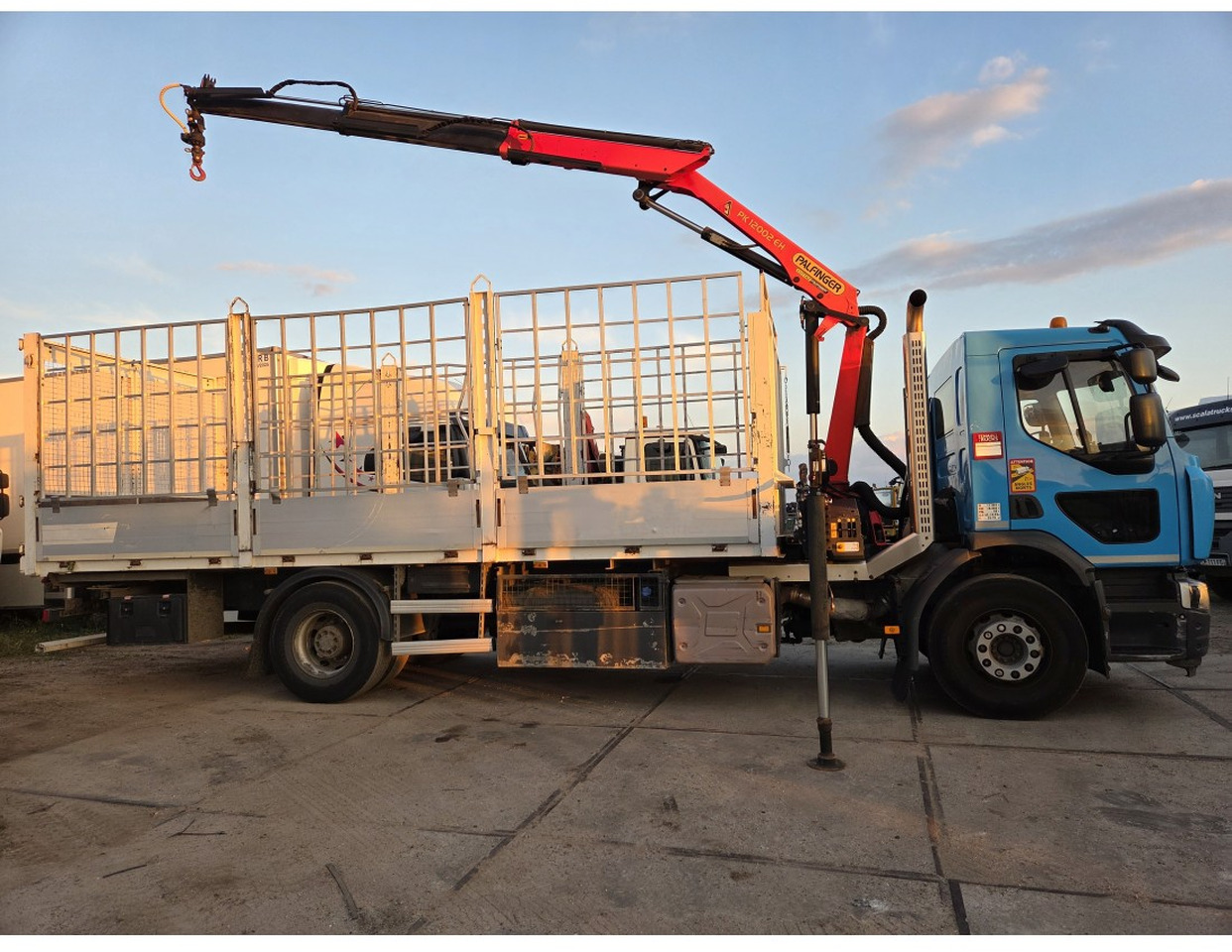 Renault C 280 4X2 Palfinger PK12002 EH Kran Crane Remote Control Automat flatbed truck - Madelveok/ Platvormveok, Kraanaga veoauto: pilt 3 Renault C 280 4X2 Palfinger PK12002 EH Kran Crane Remote Control Automat flatbed truck - Madelveok/ Platvormveok, Kraanaga veoauto: pilt 3
