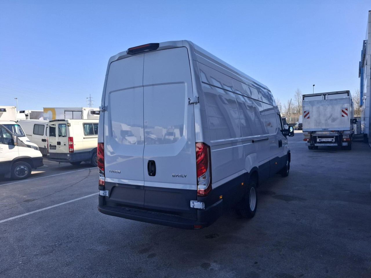 IVECO Daily 35C18H V - Mikrobuss: pilt 4 IVECO Daily 35C18H V - Mikrobuss: pilt 4
