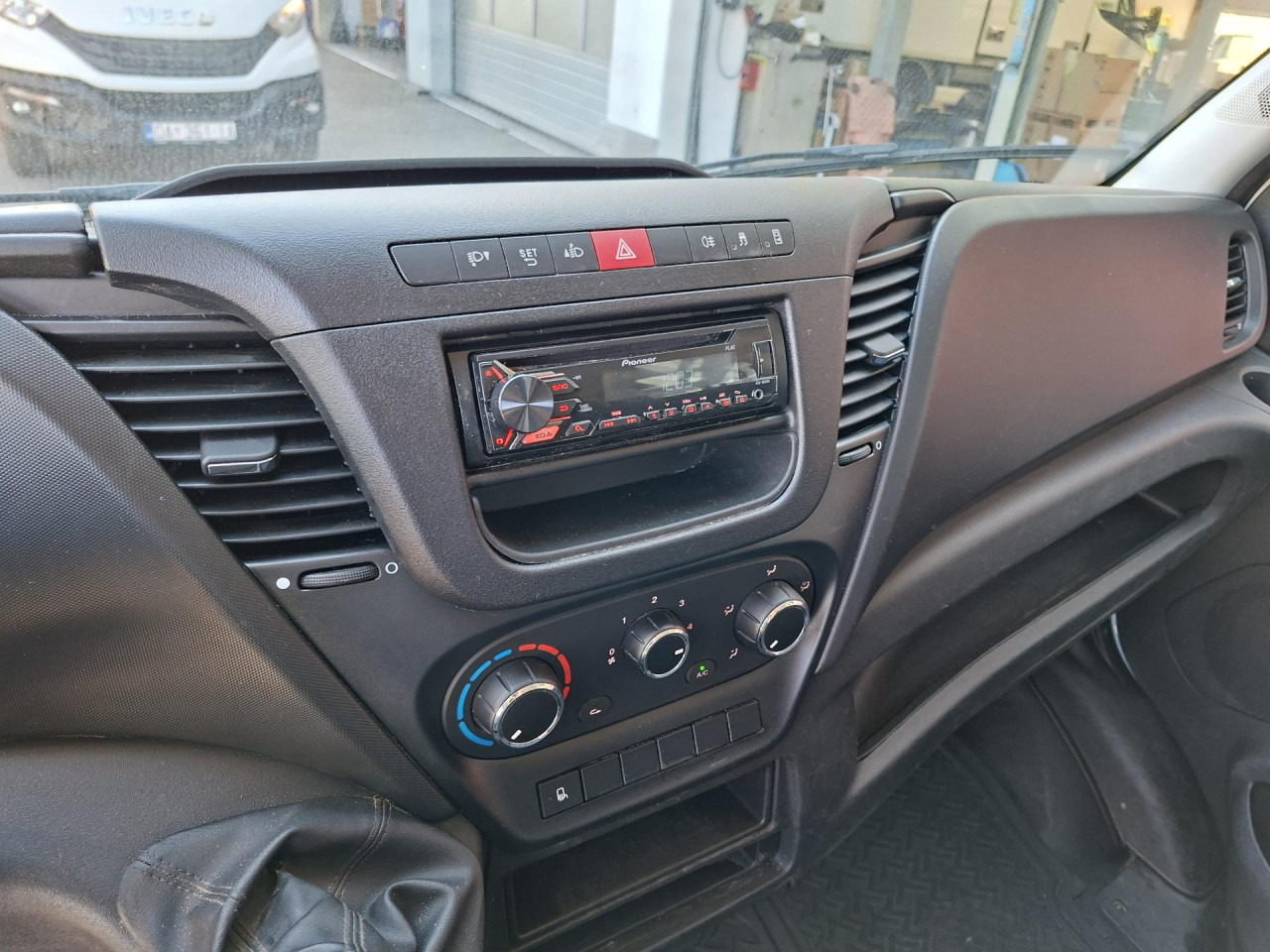 Kaubik, Meeskonnaauto IVECO Daily 35S12: pilt 6