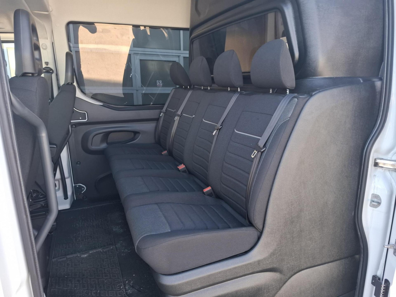 IVECO Daily 35S18H CRV - Mikrobuss, Meeskonnaauto: pilt 5 IVECO Daily 35S18H CRV - Mikrobuss, Meeskonnaauto: pilt 5