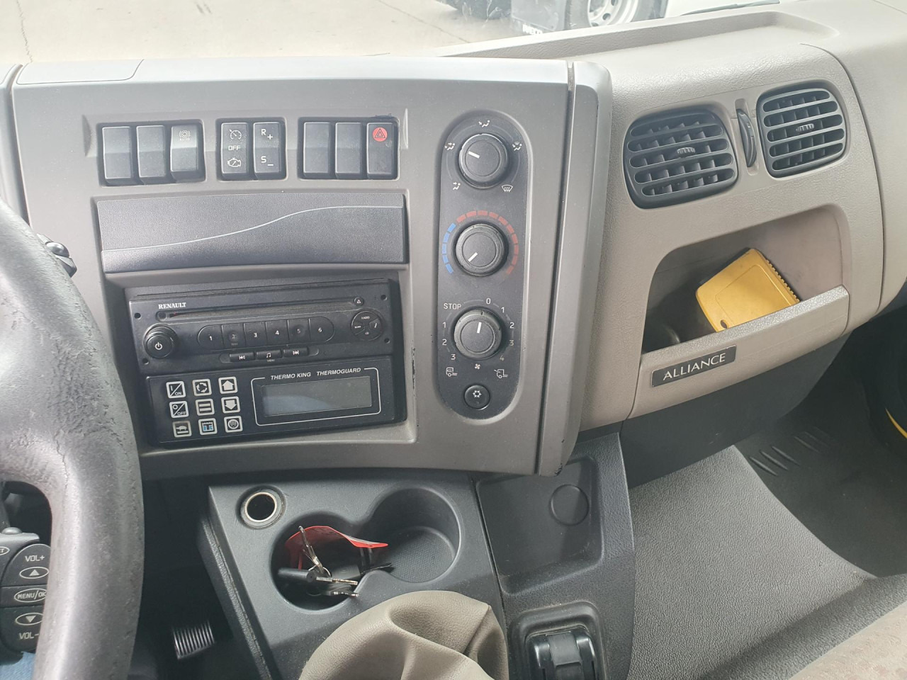 RENAULT Midlum 220.12 - Külmutiga veoauto: pilt 2 RENAULT Midlum 220.12 - Külmutiga veoauto: pilt 2