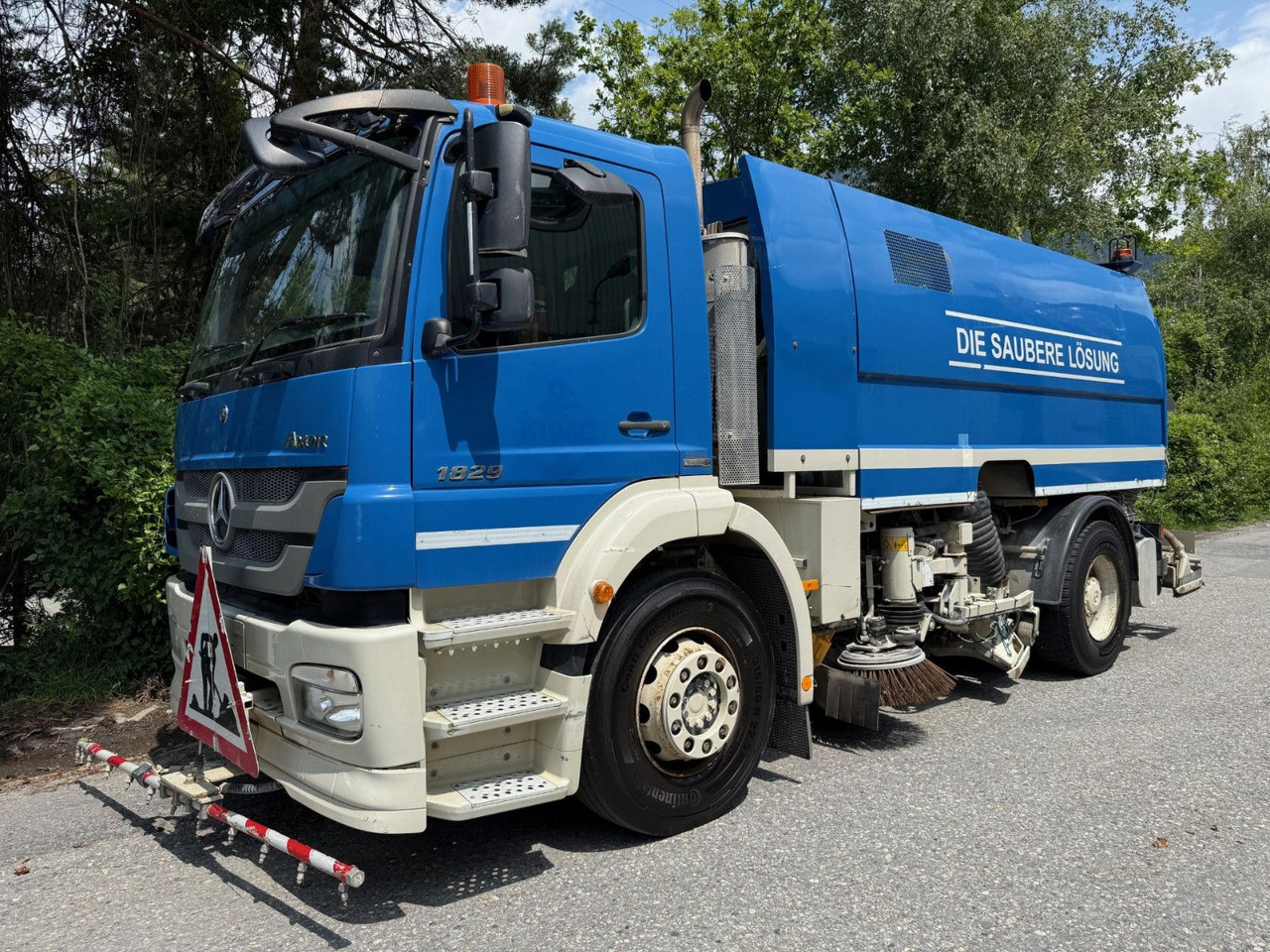 Mercedes-Benz Axor 1829 4x2, E5, EPS, RHD, Faun Kehrmaschine - Tänavapühkimismasin: pilt 2 Mercedes-Benz Axor 1829 4x2, E5, EPS, RHD, Faun Kehrmaschine - Tänavapühkimismasin: pilt 2