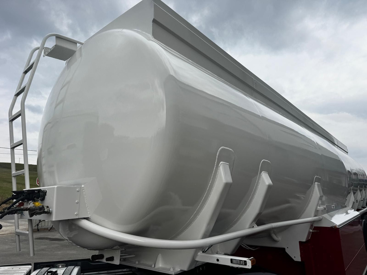 Schwarzmüller TS 3/E ADR, 6 Kammern Treibstoff Fuel - Tsistern poolhaagis: pilt 5 Schwarzmüller TS 3/E ADR, 6 Kammern Treibstoff Fuel - Tsistern poolhaagis: pilt 5