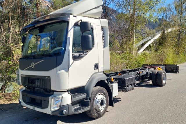 Volvo FL280 4x2, E6, Wohnwagen + 2 Pferdeplaetze Volvo FL280 4x2, E6, 7.40m Chassis, Fahrgestell - Hobuseauto: pilt 1 Volvo FL280 4x2, E6, Wohnwagen + 2 Pferdeplaetze Volvo FL280 4x2, E6, 7.40m Chassis, Fahrgestell - Hobuseauto: pilt 1