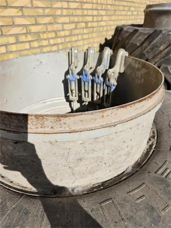 Michelin 540/65X30 m. 4 låse - Rehv: pilt 2 Michelin 540/65X30 m. 4 låse - Rehv: pilt 2