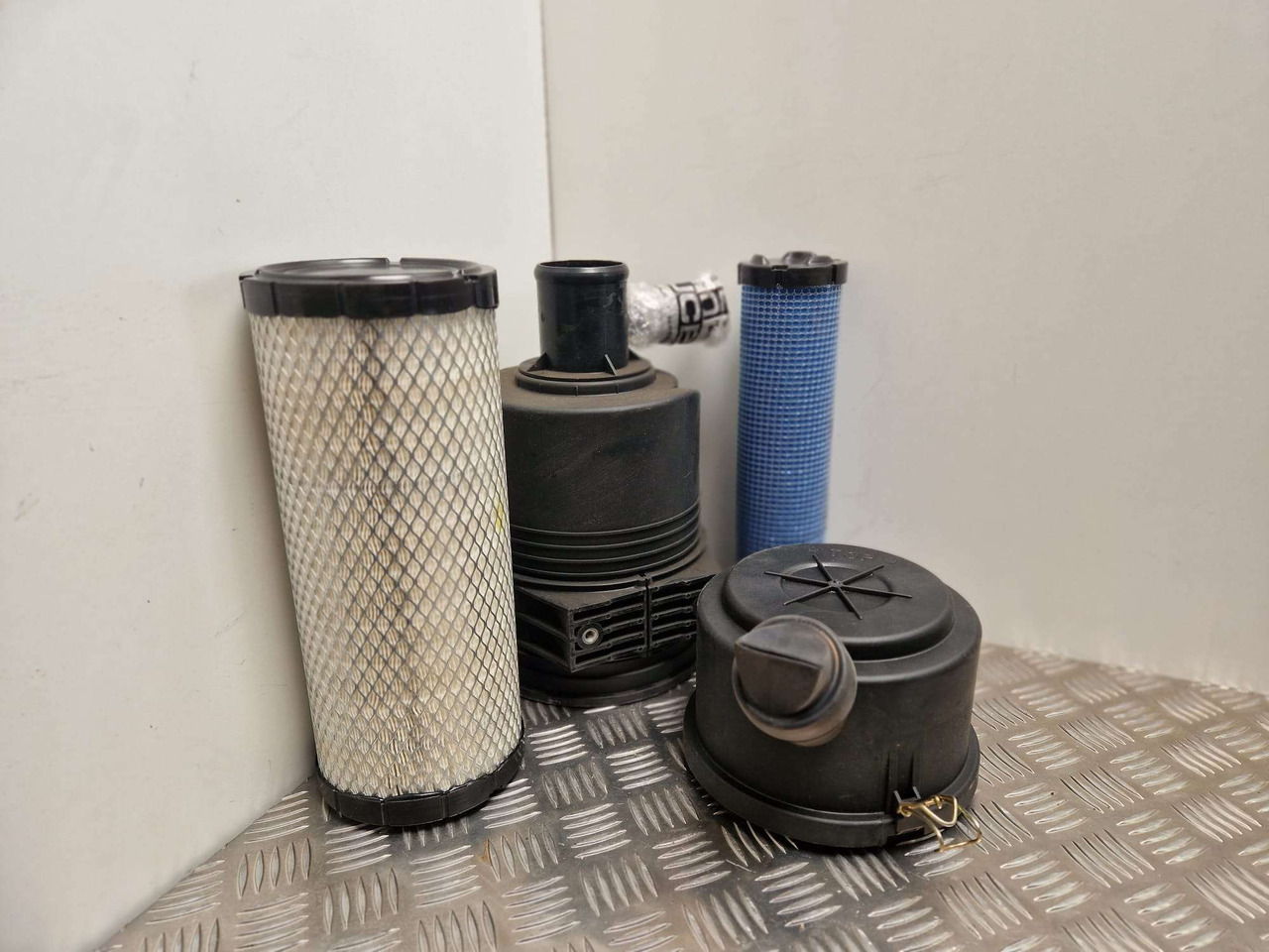 Donaldson air filter assembly JCB - Mootor ja varuosad - Ehitusmasinad: pilt 1 Donaldson air filter assembly JCB - Mootor ja varuosad - Ehitusmasinad: pilt 1