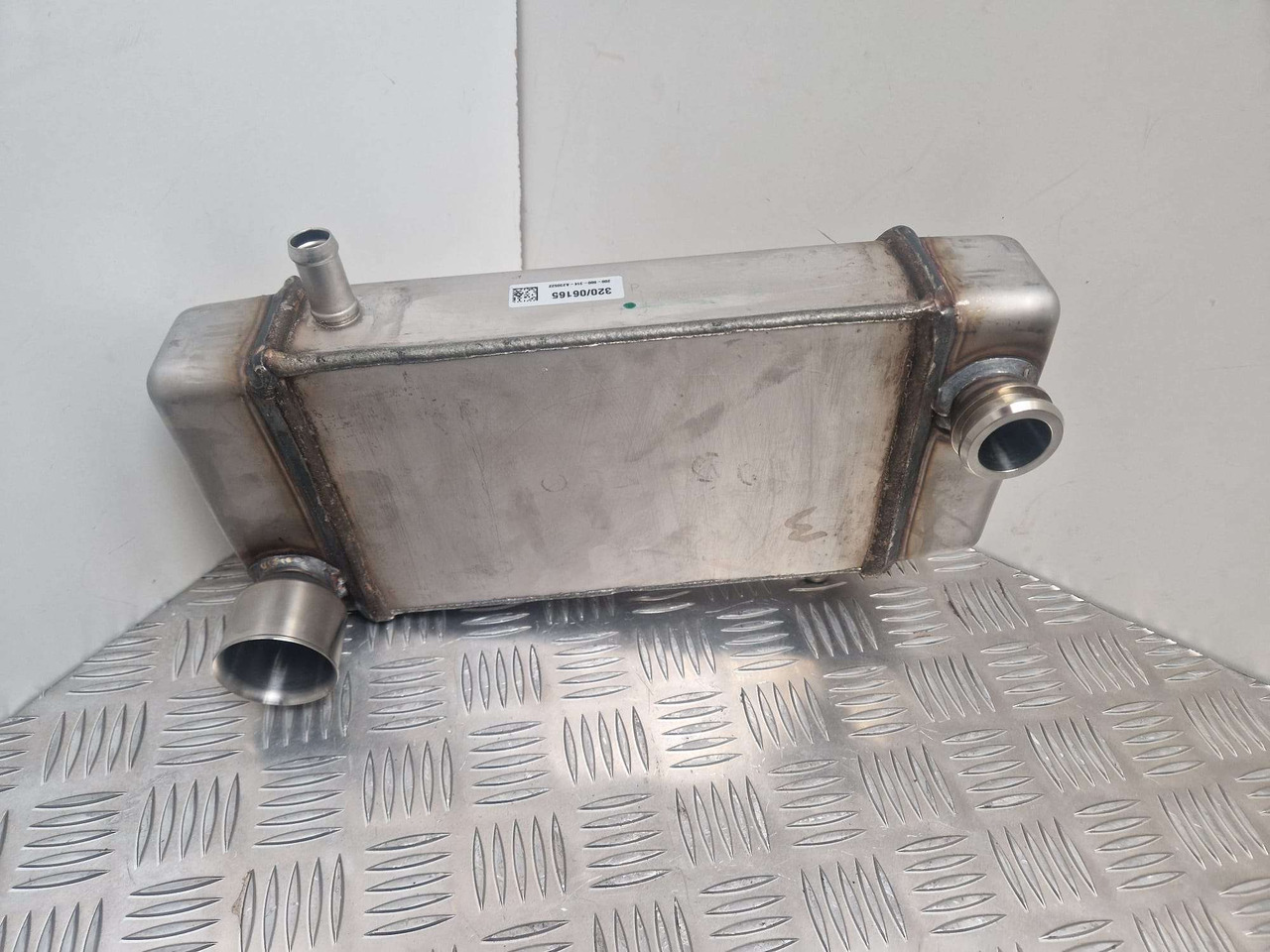EGR Cooler JCB 320/06165 NEW T4 EGR cooler - Mootor ja varuosad - Ehitusmasinad: pilt 2 EGR Cooler JCB 320/06165 NEW T4 EGR cooler - Mootor ja varuosad - Ehitusmasinad: pilt 2