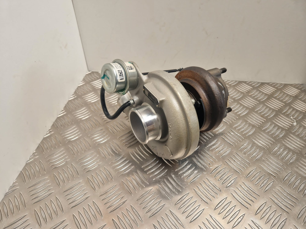 JCB turbocharger 320/06049 Garrett Turbo 762932-02 - Mootor ja varuosad - Ehitusmasinad: pilt 4 JCB turbocharger 320/06049 Garrett Turbo 762932-02 - Mootor ja varuosad - Ehitusmasinad: pilt 4