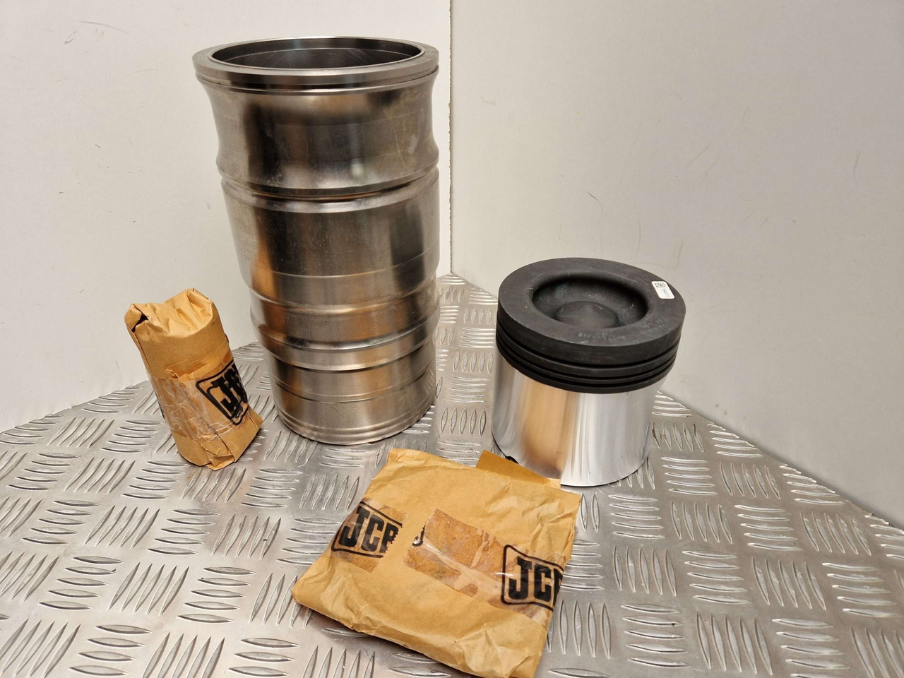 Scania 1549776 Piston Liner kit 127mm - Mootor ja varuosad - Ehitusmasinad: pilt 1 Scania 1549776 Piston Liner kit 127mm - Mootor ja varuosad - Ehitusmasinad: pilt 1