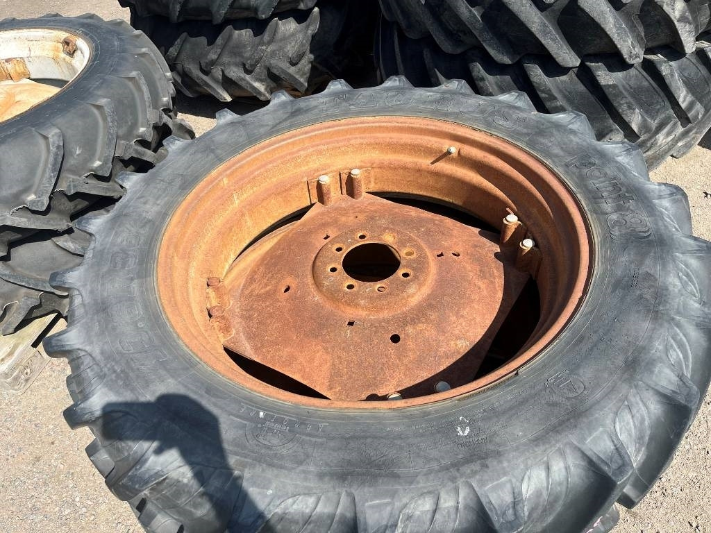 Taurus 13,6-R38 på fälg Case , MF , BM , IH - Rehv - Põllutööseade: pilt 2 Taurus 13,6-R38 på fälg Case , MF , BM , IH - Rehv - Põllutööseade: pilt 2