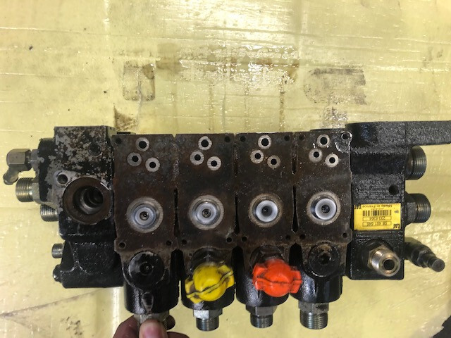CAT TH 355 / TH 330 / TH 360 , TH 337 rozdzielacz hydrauliczny - Hüdrauliline klapp - Põllutööseade: pilt 3 CAT TH 355 / TH 330 / TH 360 , TH 337 rozdzielacz hydrauliczny - Hüdrauliline klapp - Põllutööseade: pilt 3