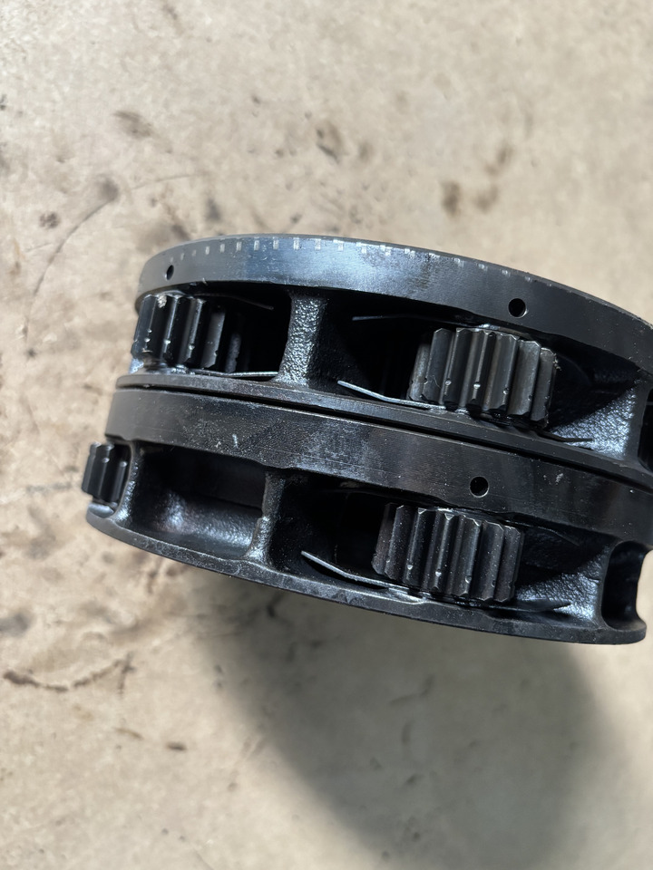 Claas AXION 830 Jarzmo Satelitów Dźwigar 0011571612 0011584502 - Diferentsiaalvarustus - Traktor: pilt 5 Claas AXION 830 Jarzmo Satelitów Dźwigar 0011571612 0011584502 - Diferentsiaalvarustus - Traktor: pilt 5