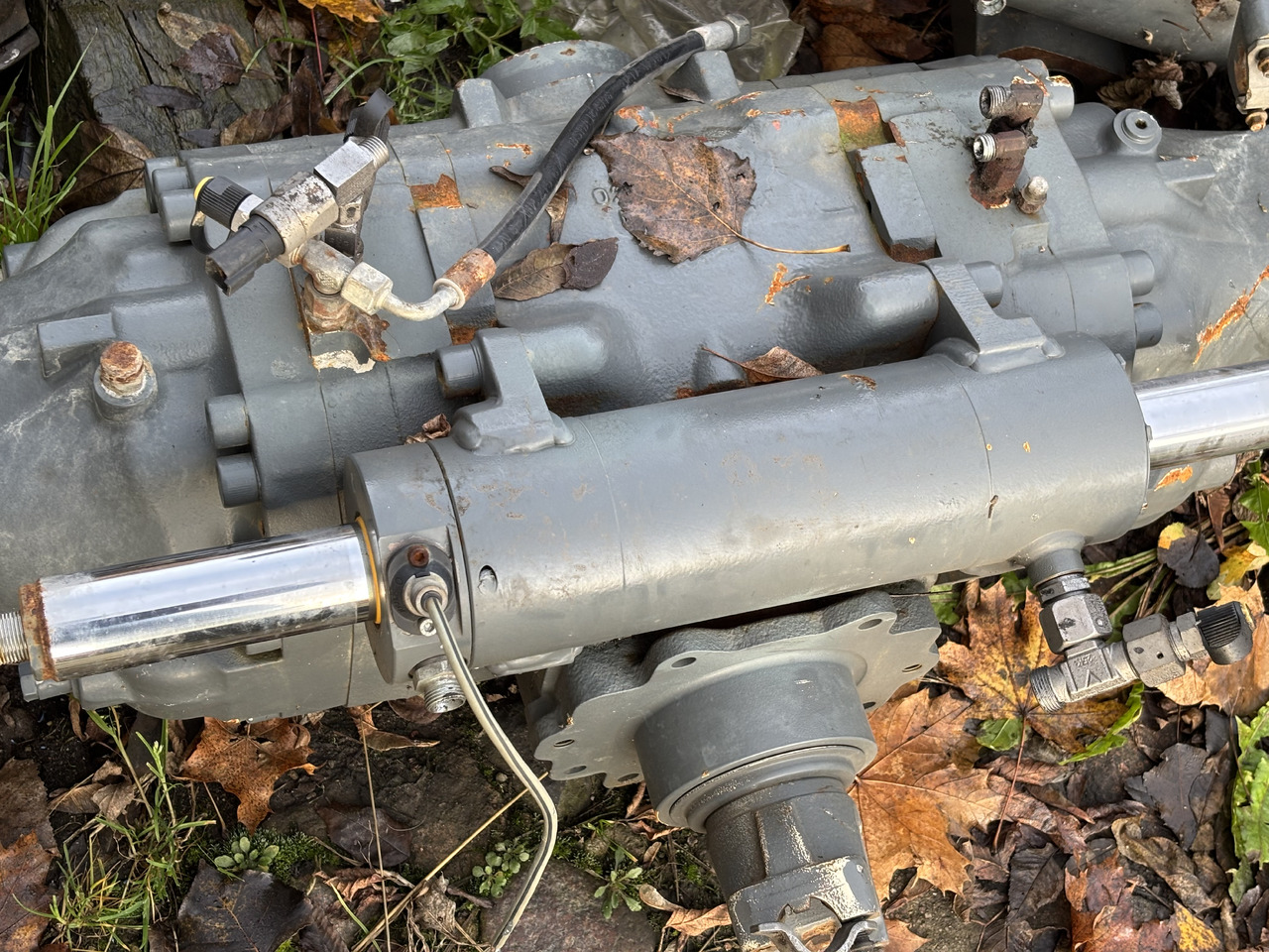 Claas Scorpion 635 Centralna Środkowa Obudowa Osi Przedniej 0019242110 00 1924 211 0 - Esitelg - Traktor: pilt 2 Claas Scorpion 635 Centralna Środkowa Obudowa Osi Przedniej 0019242110 00 1924 211 0 - Esitelg - Traktor: pilt 2