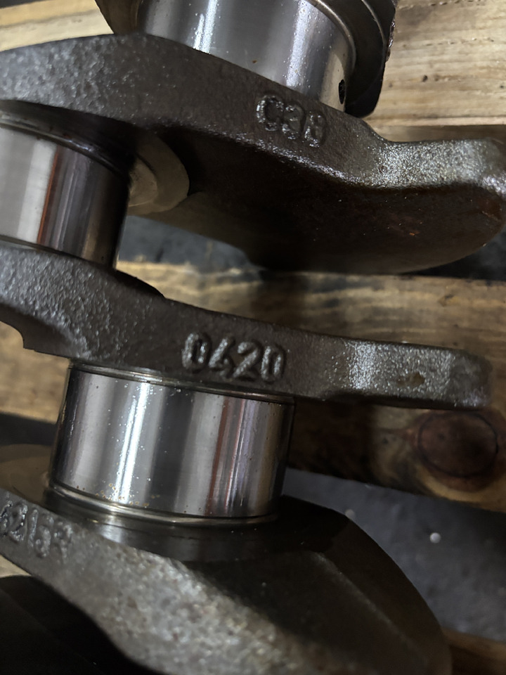 Deutz BF6M1012 - wał korbowy 04204215R 02929935 - Väntvõll - Põllutööseade: pilt 1 Deutz BF6M1012 - wał korbowy 04204215R 02929935 - Väntvõll - Põllutööseade: pilt 1