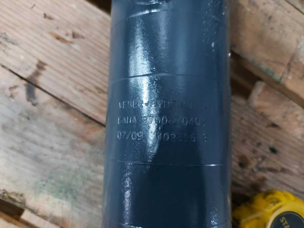 Fendt 718 | Fendt 820 - Siłownik Amortyzacji Przedniej Osi - Kabiini vedrustus - Põllutööseade: pilt 2 Fendt 718 | Fendt 820 - Siłownik Amortyzacji Przedniej Osi - Kabiini vedrustus - Põllutööseade: pilt 2