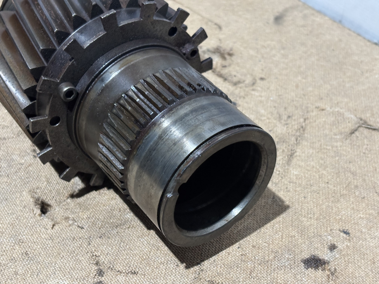 Fendt AGCO 920 924 926 930 Skrzynia Biegów Wał Wałek Tryb CZĘŚĆI M934100082040 - Käigukast - Põllutööseade: pilt 3 Fendt AGCO 920 924 926 930 Skrzynia Biegów Wał Wałek Tryb CZĘŚĆI M934100082040 - Käigukast - Põllutööseade: pilt 3