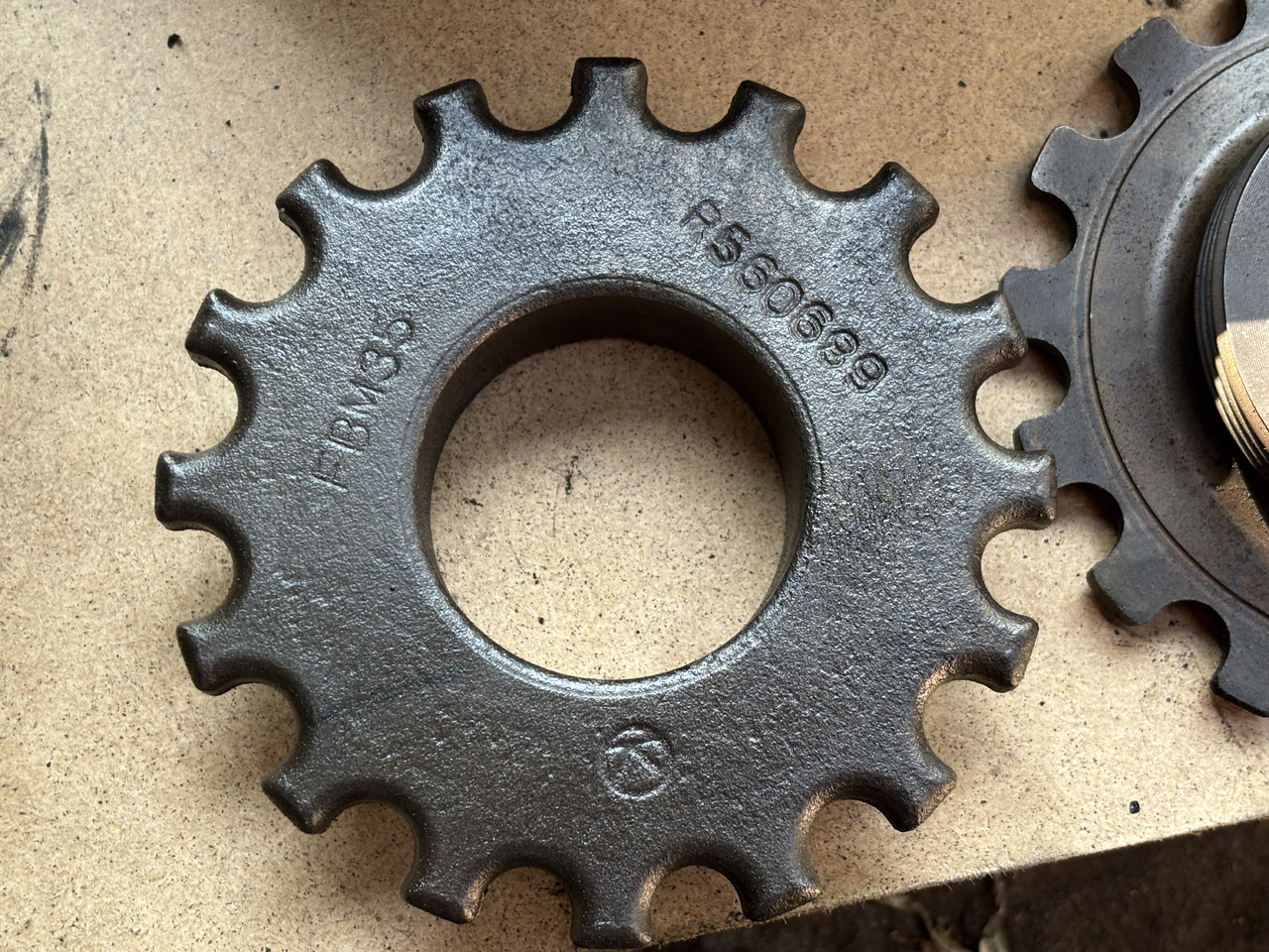 JOHN DEERE 7RXX 7R 330 7R330 Nakrętka J560689 - Piduriosad - Põllutööseade: pilt 3 JOHN DEERE 7RXX 7R 330 7R330 Nakrętka J560689 - Piduriosad - Põllutööseade: pilt 3