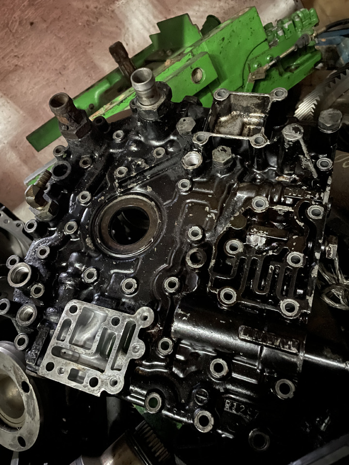 John Deere 6110 6210 6310 6410 6200 6300 6400 - pokrywa skrzyni biegów R129797 - Käigukast ja varuosad - Põllutööseade: pilt 1 John Deere 6110 6210 6310 6410 6200 6300 6400 - pokrywa skrzyni biegów R129797 - Käigukast ja varuosad - Põllutööseade: pilt 1