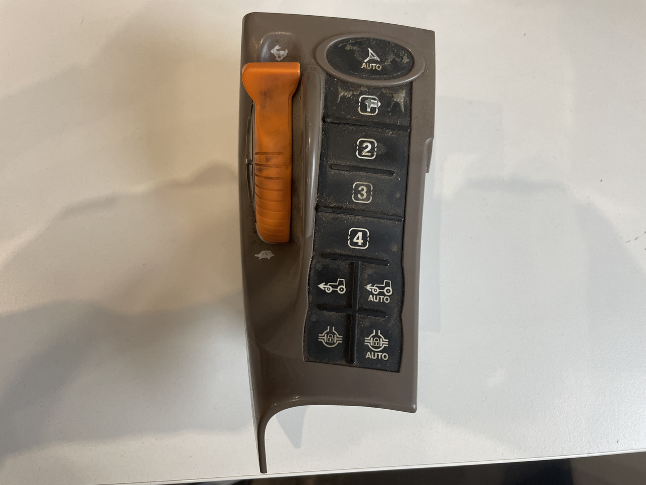 John Deere 6110R 6115R 6155R 6215R - panel sterowania prędkości RE573743 RE572110 - Armatuurlaud - Põllutööseade: pilt 1 John Deere 6110R 6115R 6155R 6215R - panel sterowania prędkości RE573743 RE572110 - Armatuurlaud - Põllutööseade: pilt 1