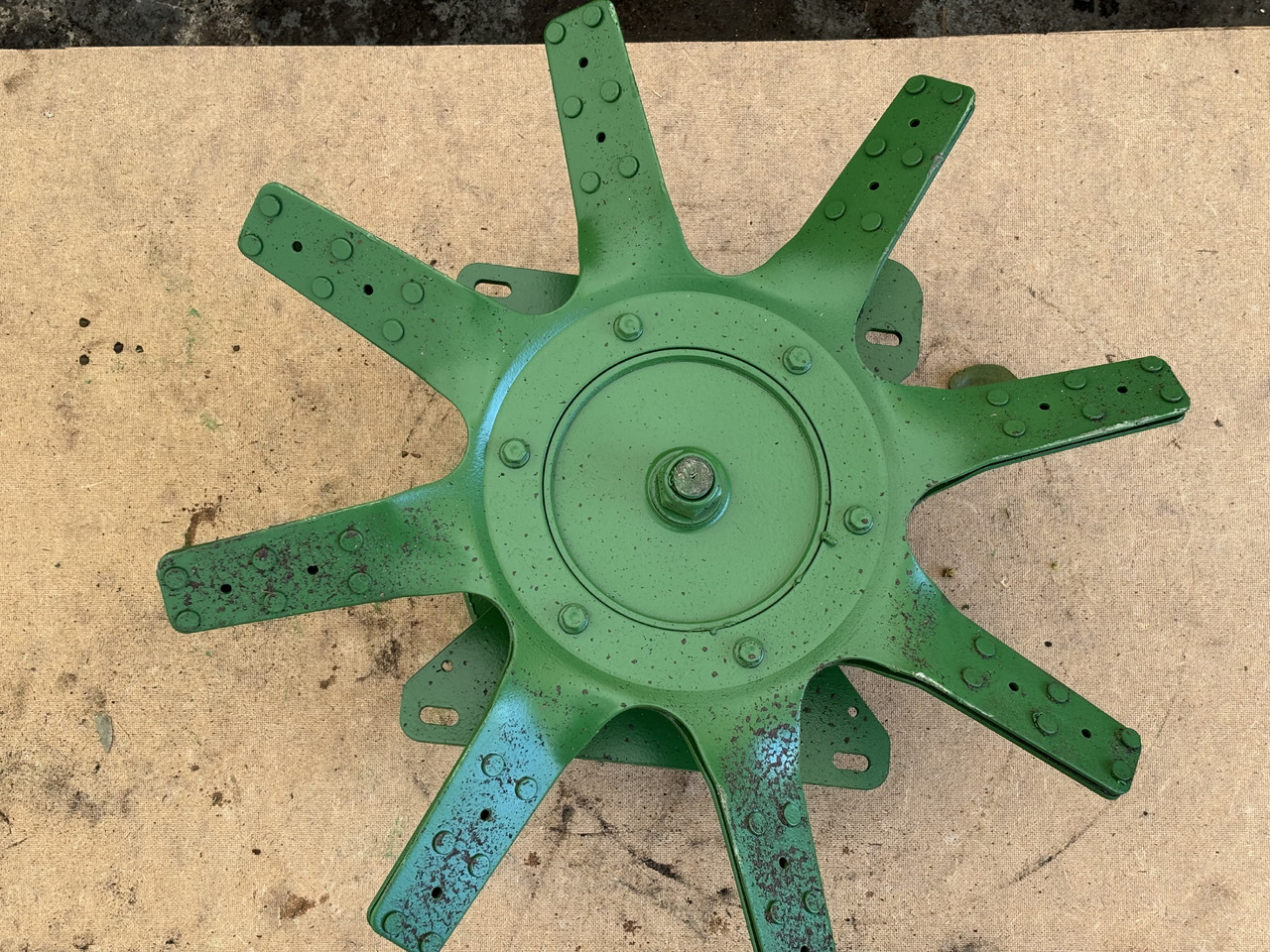 John Deere piasta + wiatrak wentylator fan H128327 - Puhur - Põllutööseade: pilt 5 John Deere piasta + wiatrak wentylator fan H128327 - Puhur - Põllutööseade: pilt 5