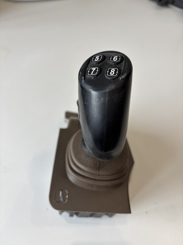 John Deere seria 6000 7000 8000 R - joystick 5-funkcyjny CommandARM RE573554 - Käigukang - Põllutööseade: pilt 2 John Deere seria 6000 7000 8000 R - joystick 5-funkcyjny CommandARM RE573554 - Käigukang - Põllutööseade: pilt 2