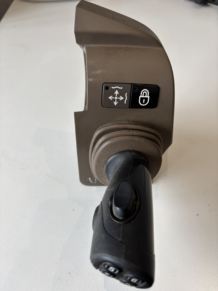 John Deere seria 6000 7000 8000 R - joystick 5-funkcyjny CommandARM RE573554 - Käigukang - Põllutööseade: pilt 1 John Deere seria 6000 7000 8000 R - joystick 5-funkcyjny CommandARM RE573554 - Käigukang - Põllutööseade: pilt 1