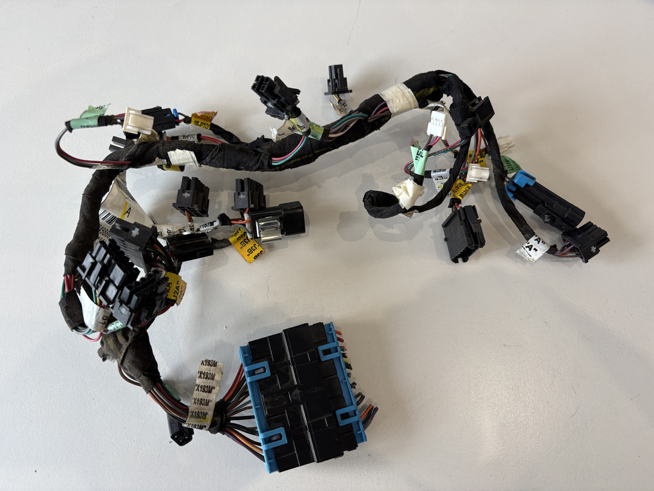 John Deere seria 6000 7000 8000 R - wiązka el. podłokietnika CommandARM RE566687 - Kaablid/ Juhtmestik - Põllutööseade: pilt 1 John Deere seria 6000 7000 8000 R - wiązka el. podłokietnika CommandARM RE566687 - Kaablid/ Juhtmestik - Põllutööseade: pilt 1