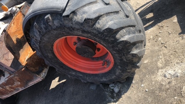 Koła felgi Bobcat massey ferguson 15x24 , 460/70 r24 - Komplektne ratas - Põllutööseade: pilt 1 Koła felgi Bobcat massey ferguson 15x24 , 460/70 r24 - Komplektne ratas - Põllutööseade: pilt 1
