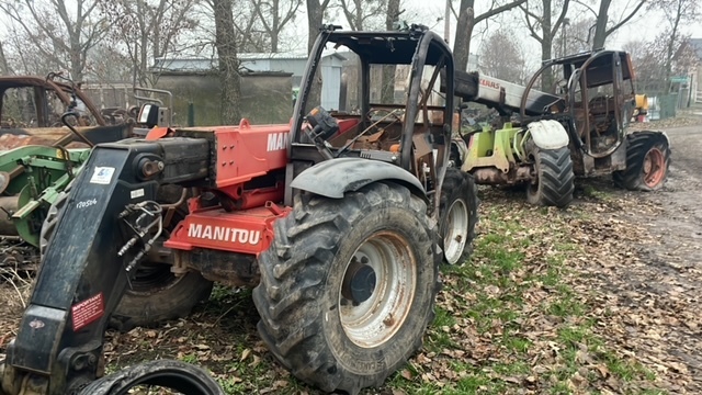 Manitou 627 zwolnica zwrotnica ramie teleskop karetka felgi części - Käändtelg - Põllutööseade: pilt 1 Manitou 627 zwolnica zwrotnica ramie teleskop karetka felgi części - Käändtelg - Põllutööseade: pilt 1