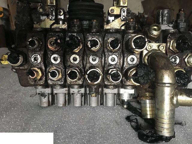 Manitou MT 1233s - Rozdzielacz - Hüdrauliline klapp - Põllutööseade: pilt 2 Manitou MT 1233s - Rozdzielacz - Hüdrauliline klapp - Põllutööseade: pilt 2