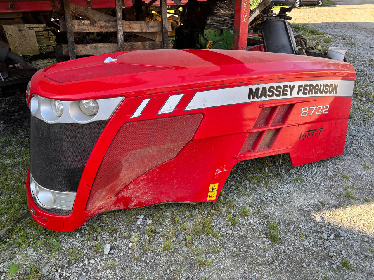 Massey Fergusson 8732 Dyna-VT - maska silnika - Kapotikaas - Traktor: pilt 3 Massey Fergusson 8732 Dyna-VT - maska silnika - Kapotikaas - Traktor: pilt 3