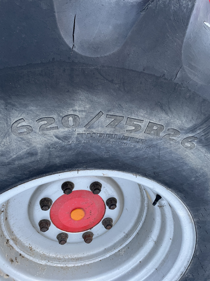 Massey Fergusson MF 30 32 - koło felga opona 620/75R26 - Velg - Põllutööseade: pilt 1 Massey Fergusson MF 30 32 - koło felga opona 620/75R26 - Velg - Põllutööseade: pilt 1