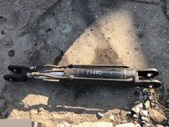Matbro ts 280 - Siłownik Wychyłu Łyźki - Hüdrauliline silinder - Põllutööseade: pilt 1 Matbro ts 280 - Siłownik Wychyłu Łyźki - Hüdrauliline silinder - Põllutööseade: pilt 1