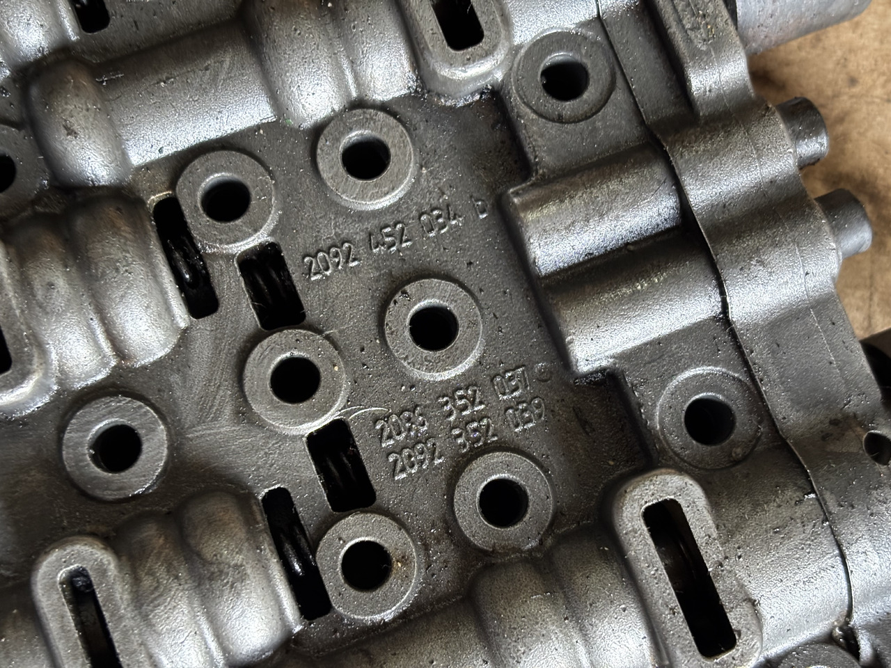 Płyta zaworowa mechatroniki ZF Skrzyni Biegów 2092452035, 2092352035, 2096352037 - Jõuülekanne - Põllutööseade: pilt 3 Płyta zaworowa mechatroniki ZF Skrzyni Biegów 2092452035, 2092352035, 2096352037 - Jõuülekanne - Põllutööseade: pilt 3