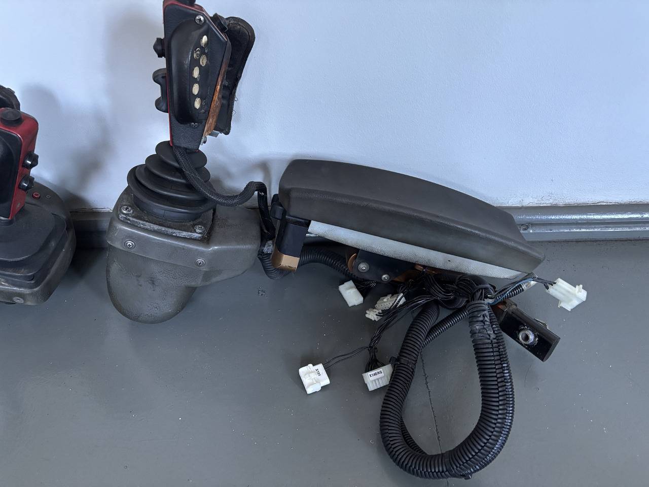 Valmet Harvester - joystick z podłokietnikiem - sterowanie - Käigukang - Põllutööseade: pilt 1 Valmet Harvester - joystick z podłokietnikiem - sterowanie - Käigukang - Põllutööseade: pilt 1