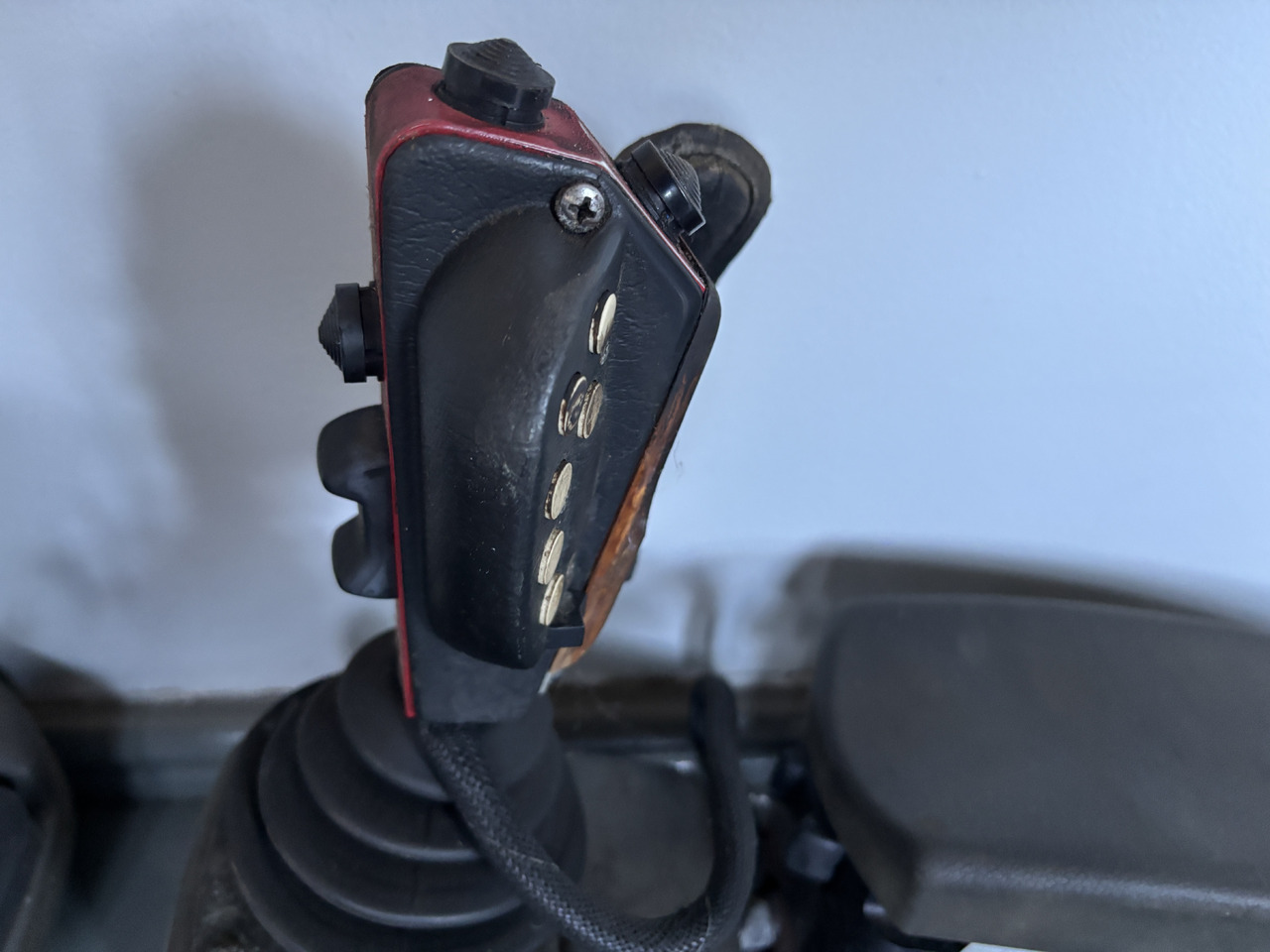 Valmet Harvester - joystick z podłokietnikiem - sterowanie - Käigukang - Põllutööseade: pilt 2 Valmet Harvester - joystick z podłokietnikiem - sterowanie - Käigukang - Põllutööseade: pilt 2