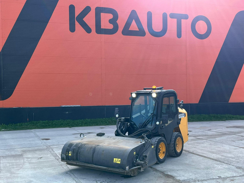 JCB 155 T4 BUCKET & BRUSH - Rataslaadur: pilt 1 JCB 155 T4 BUCKET & BRUSH - Rataslaadur: pilt 1
