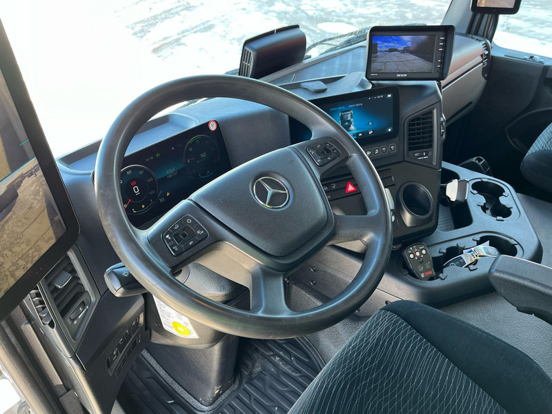 Interior photo 1: Kasti veoauto Mercedes-Benz Actros 2735 6x2*4 BOX L=8476 mm