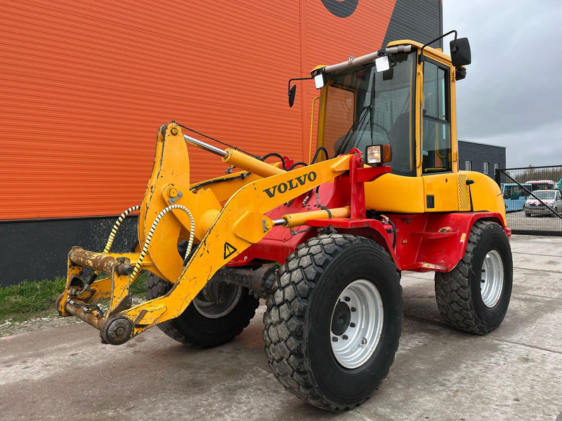Volvo L 30 B-Z/X 4x4 AC / QUICK COUPLER / BUCKET + FORKS - Rataslaadur: pilt 3 Volvo L 30 B-Z/X 4x4 AC / QUICK COUPLER / BUCKET + FORKS - Rataslaadur: pilt 3