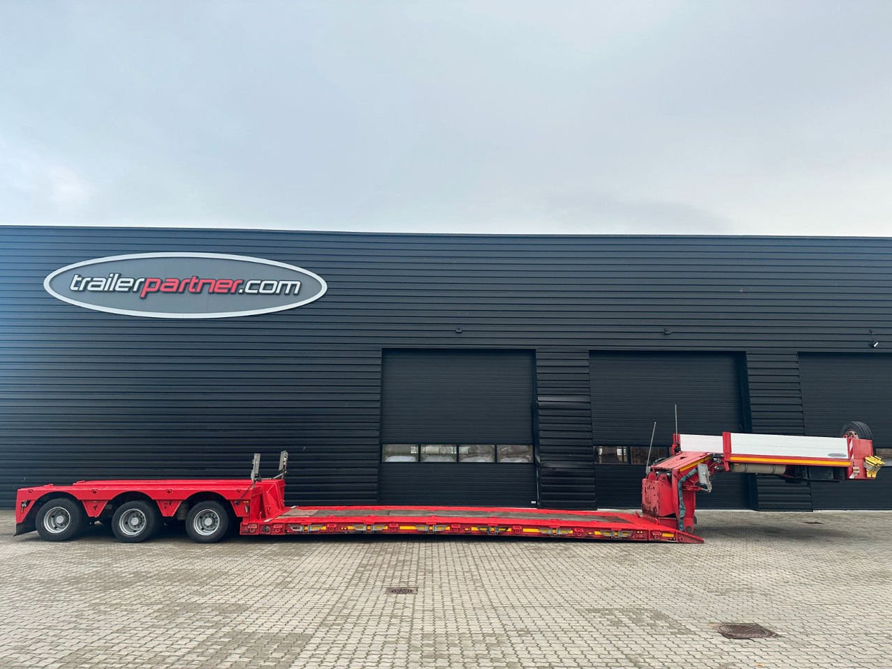 Faymonville 3 achs Tiefbett 300 mm Faymonville Megamax 3 achs Tiefbett 300 mm - Madal platvormpoolhaagis: pilt 1 Faymonville 3 achs Tiefbett 300 mm Faymonville Megamax 3 achs Tiefbett 300 mm - Madal platvormpoolhaagis: pilt 1